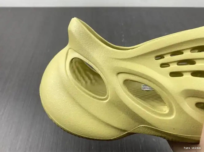 hype RNNR Yeezy Adidas Foam Sulfur GV6775 0524